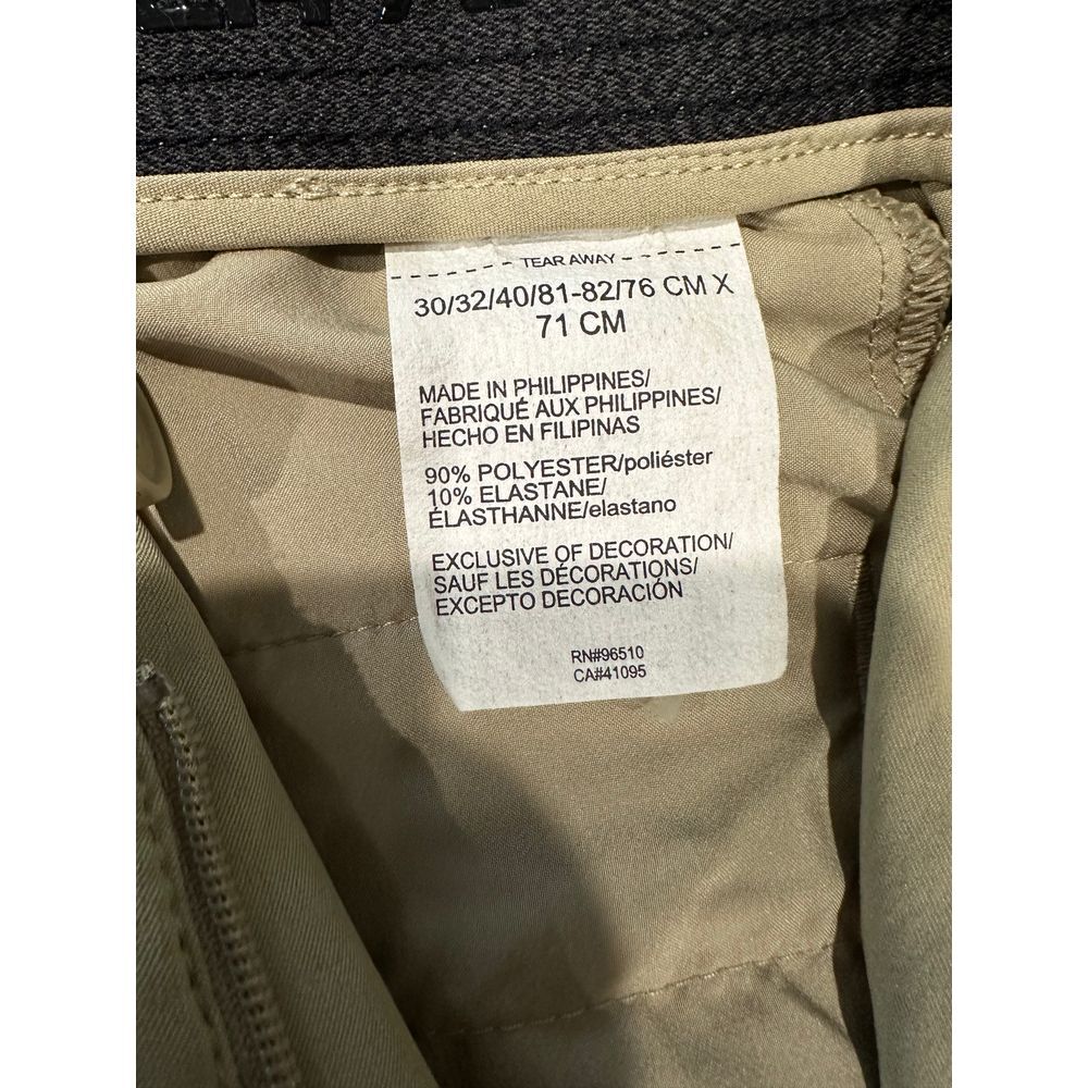 Under Armour ‎ Khaki Chino Pants - Size 30x32. - Picture 9 of 9